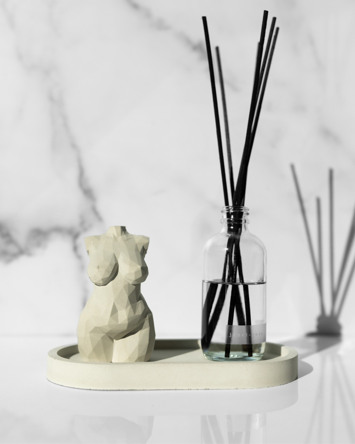 Geo Hera Concrete Statue with Tray and Diffuser