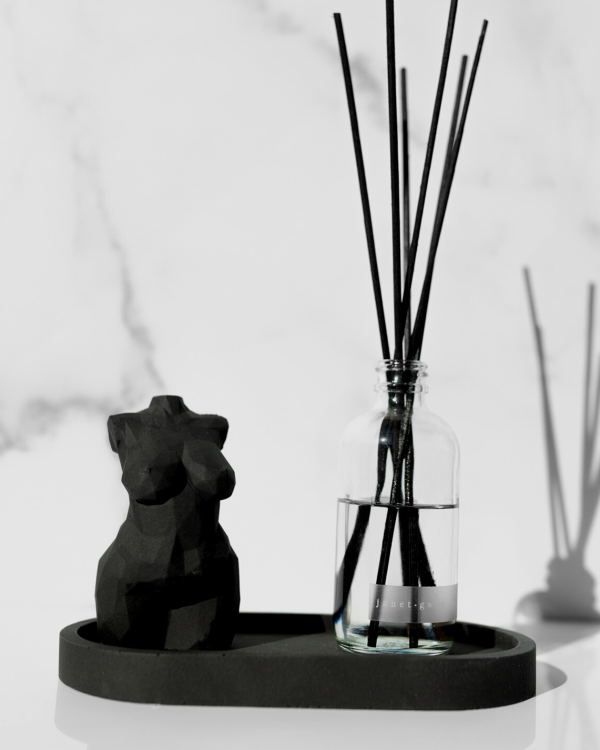 Geo Hera Concrete Statue with Tray and Diffuser