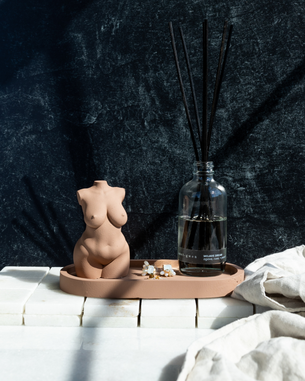 Hera Concrete Goddess with Tray and Diffuser